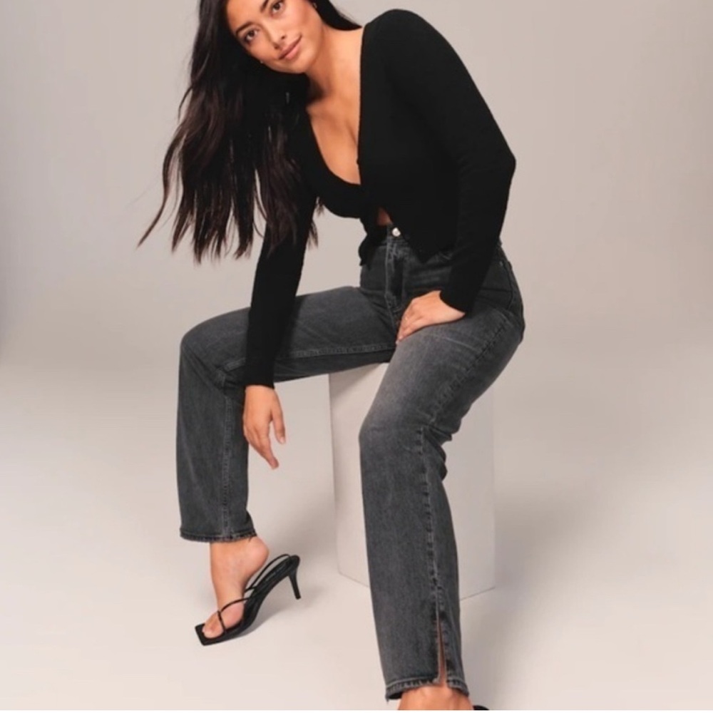 A&F - The 90’s Straight Ultra High Rise Curve Love Jeans - Picture 3 of 16